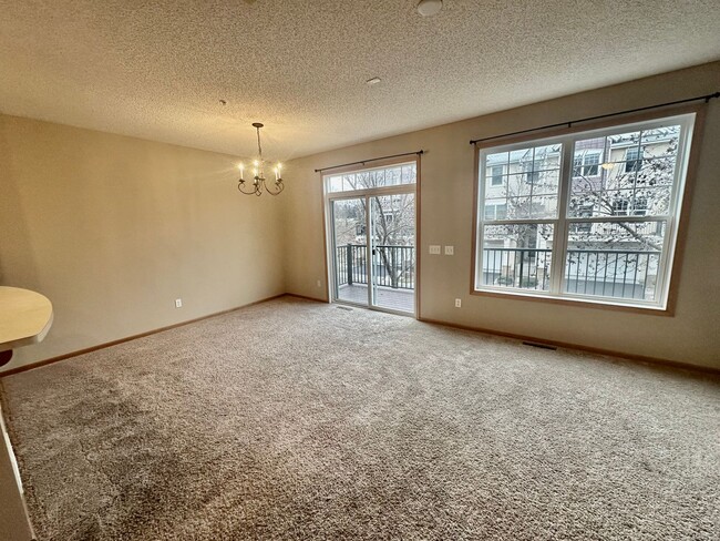 Building Photo - Large and Luxurious 2 Bedroom, 2.5 Bath To...