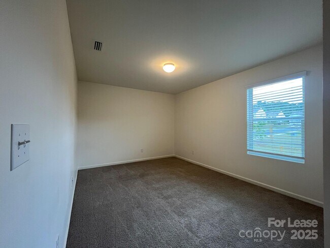 Building Photo - 4060 Beacon Ave