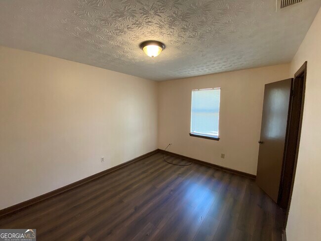 Building Photo - 129 Tanglewood Dr