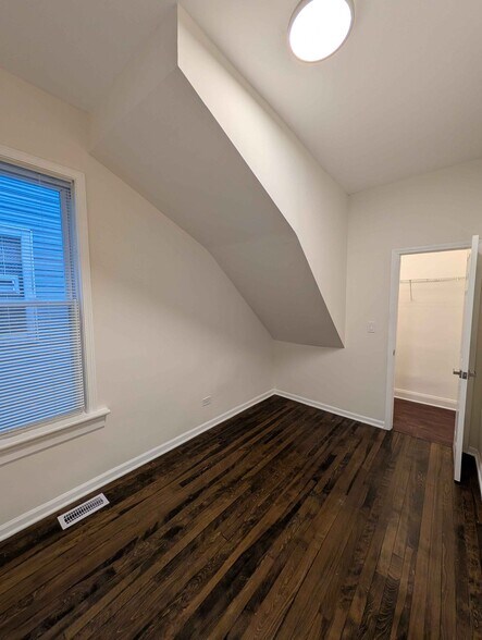 Building Photo - 2302 N Hamlin Ave