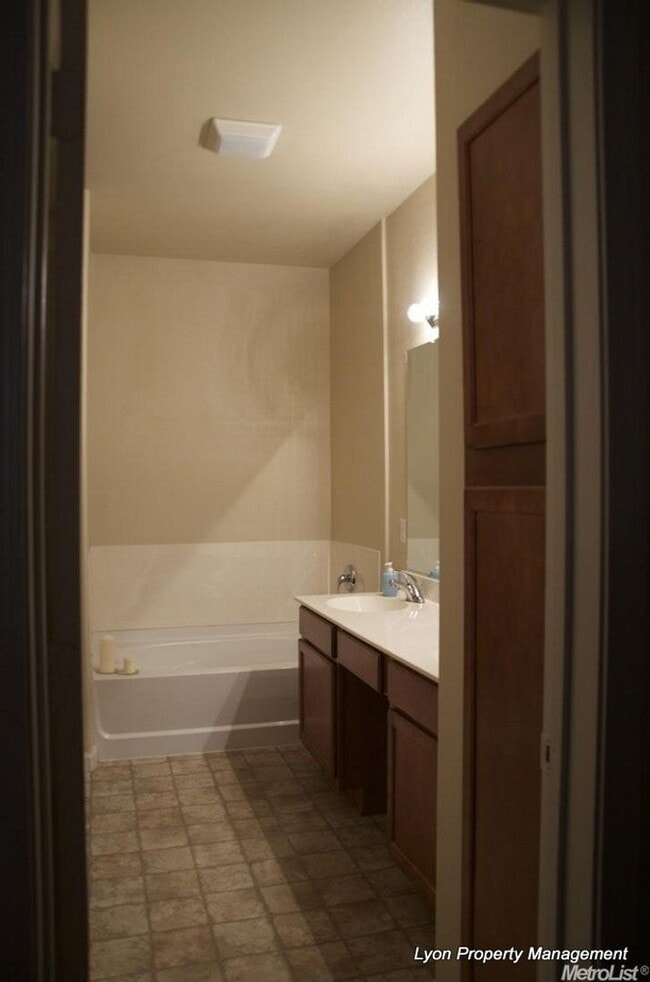 Building Photo - Cozy Condo nestled in Syrah at Natomas!