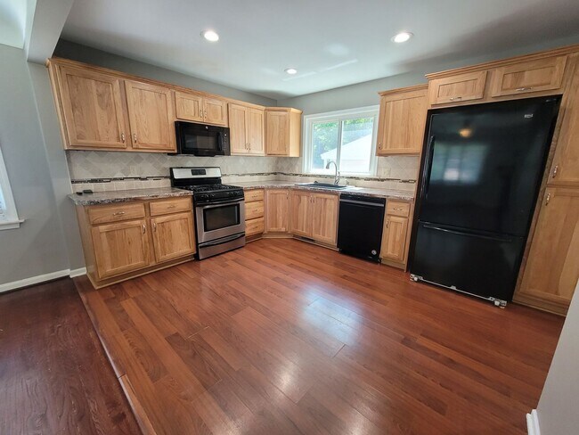 Building Photo - Spacious 3-bedroom, 2-full Bath Ranch