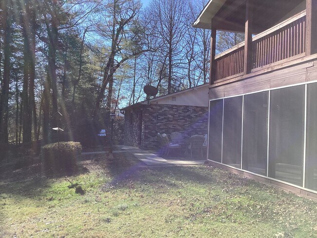 Building Photo - Beautiful Brick Ranch in Desirable Golf Course Community