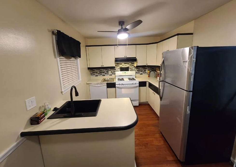 Kitchen - 8708 Hargrave St