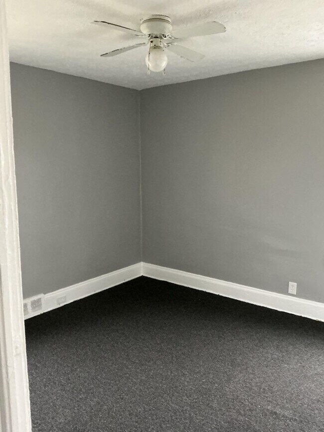 Building Photo - 3412 E 123rd St