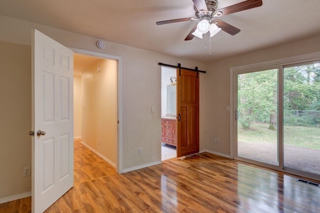 Building Photo - Newly Renovated 3 Bedroom in Oak Harbor
