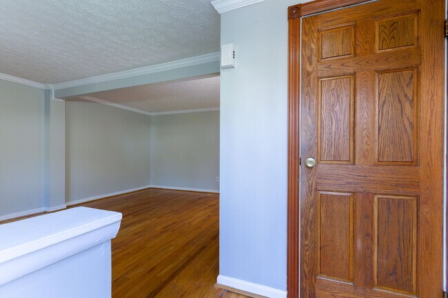 Building Photo - Bright and Spacious Townhome Living Near Reston