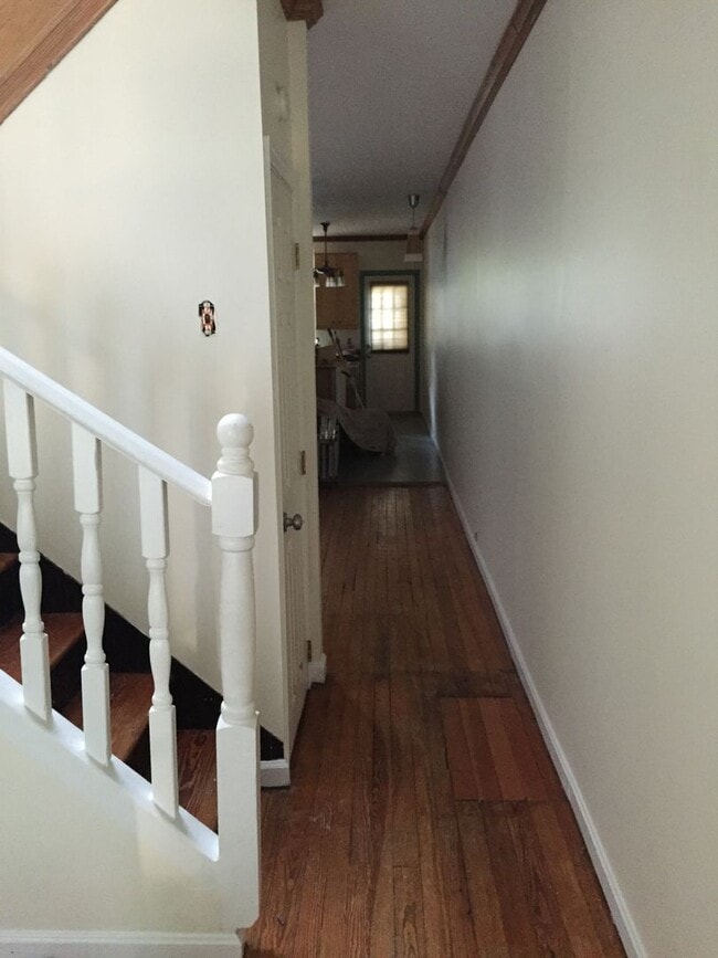 Building Photo - 3 bedroom row house located in desirable H...