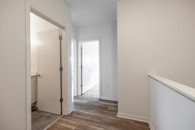 Building Photo - 2700 W North Ave