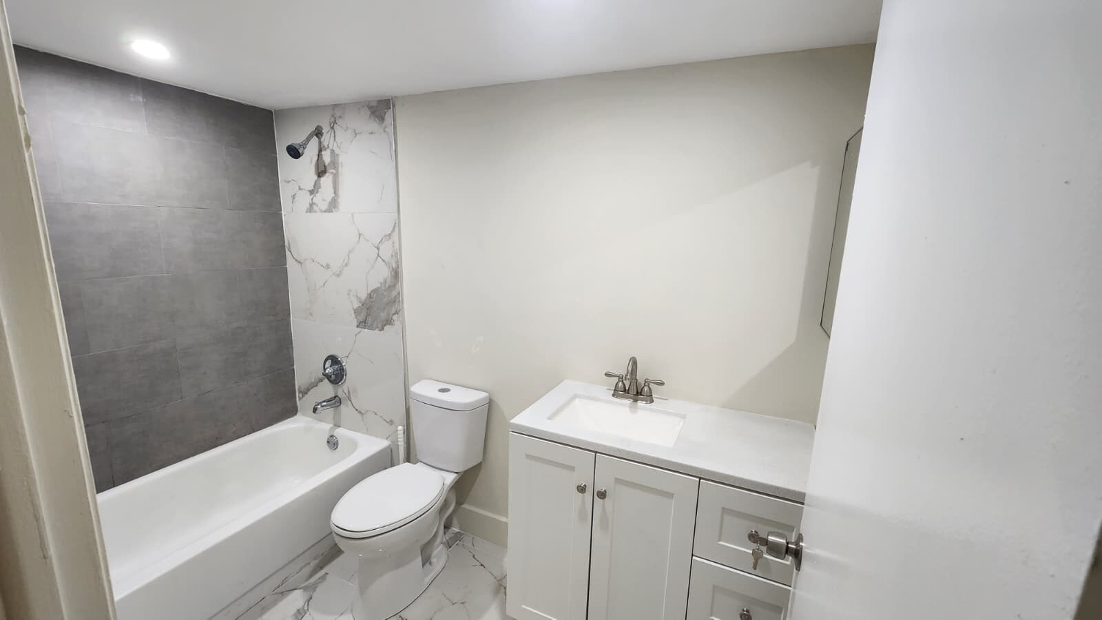 Building Photo - 805 NE 199th St