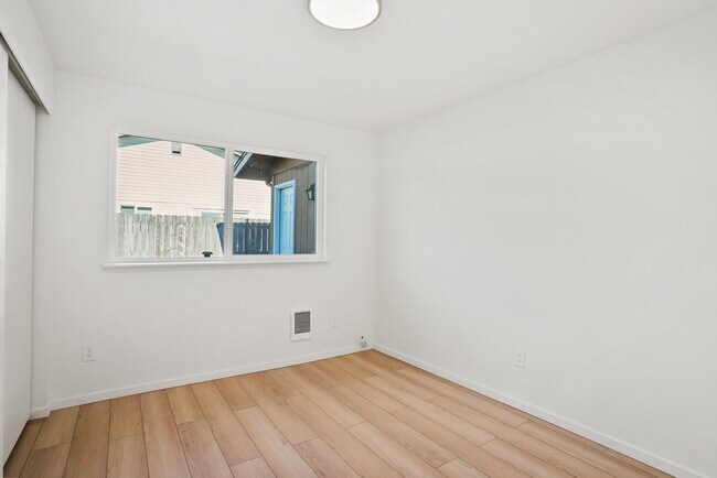 Building Photo - 1303-1312 12th Ave NW