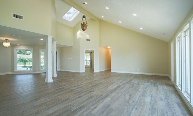 Building Photo - 14535 Diamondhead N