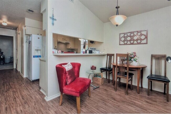 Building Photo - 2404 Cottonwood Dr