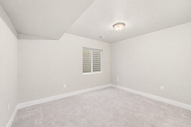 Building Photo - Gorgeous 5 Bed 3 bath Home In Aspen Meadows!!