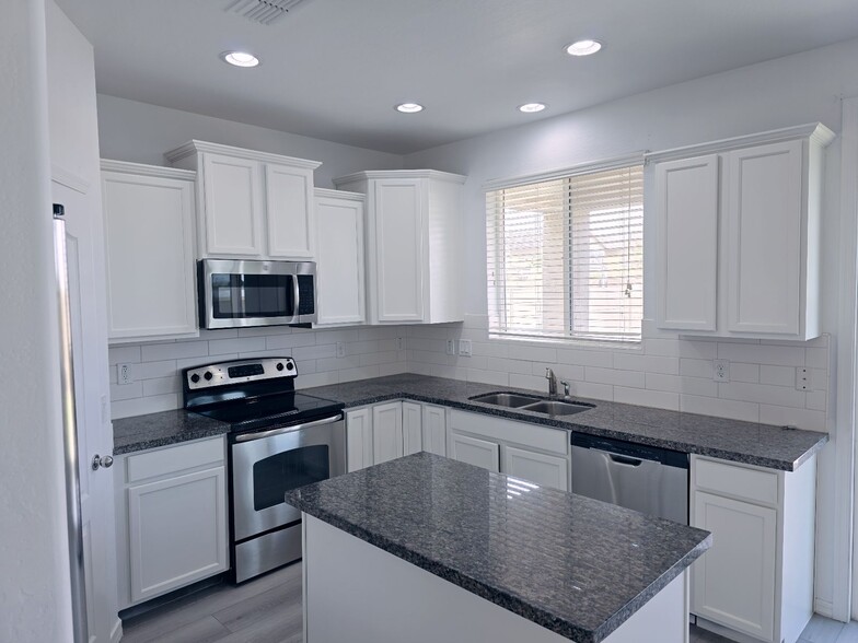 Building Photo - 5809 S 35th Pl
