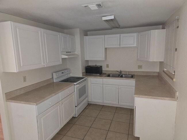 Building Photo - 3-Bedroom, 2-Bathroom Home in Spring Hill | ***(MOVE-IN SPECIAL/50% OFF 2ND MONTH)***