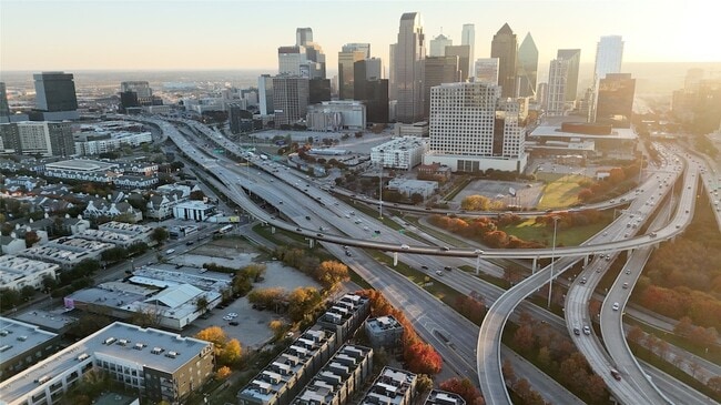 Building Photo - 3008 Zenia Dr