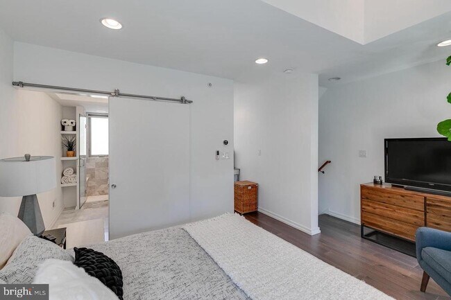 Building Photo - 938 N Leithgow St