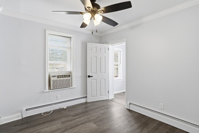 Building Photo - Beautiful Duplex with Charm