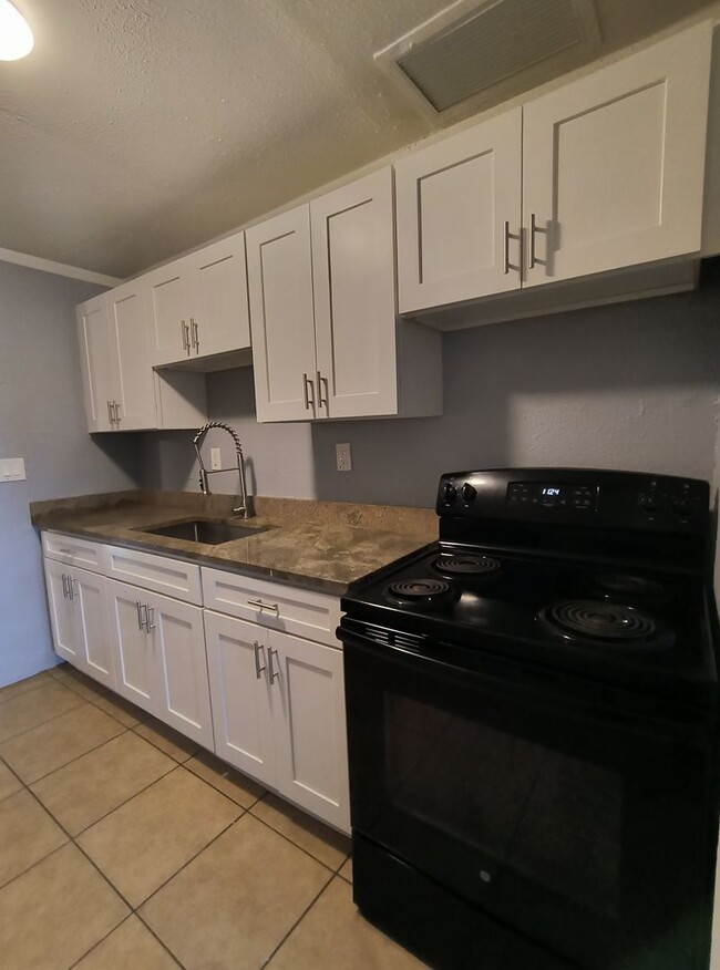 Building Photo - Newly Renovated 2-Bedroom Home for Rent in...