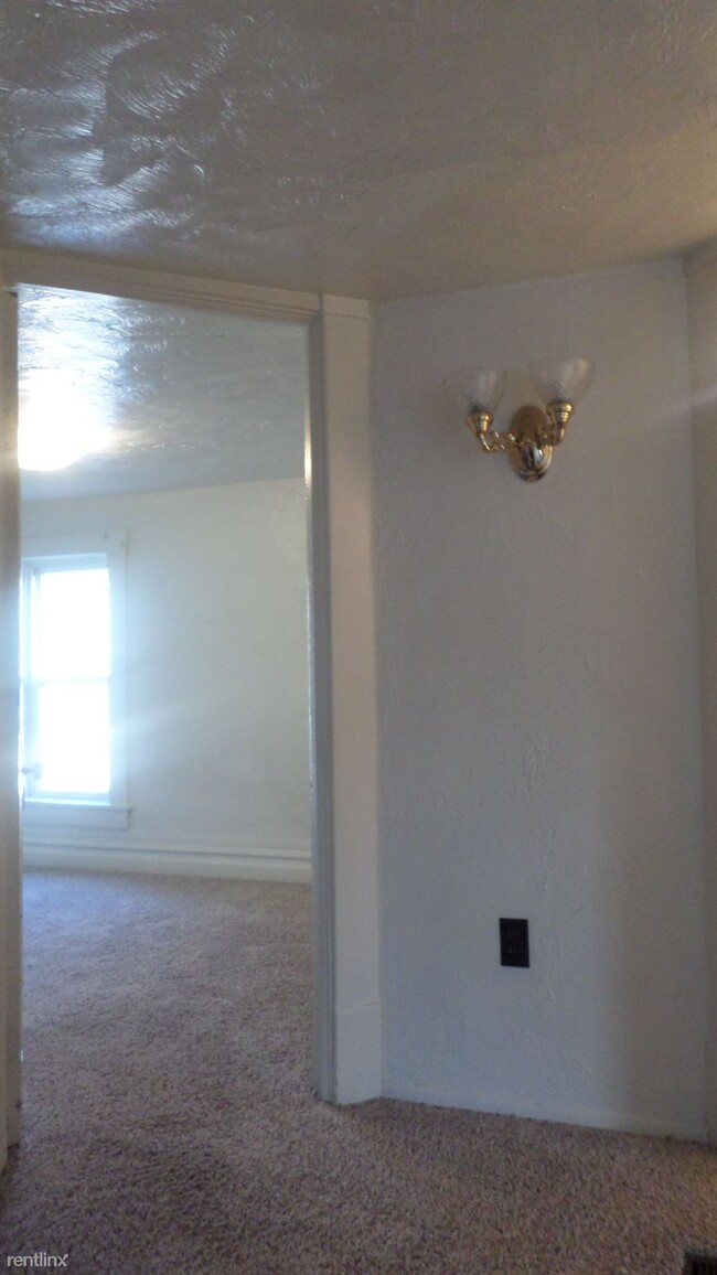 Building Photo - 3 br, 1 bath Triplex - 125 North Chestnut ...