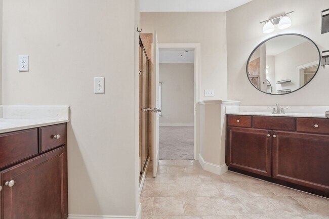 Building Photo - FIRST FLOOR MASTER BEDROOM-END UNIT-GREAT ...