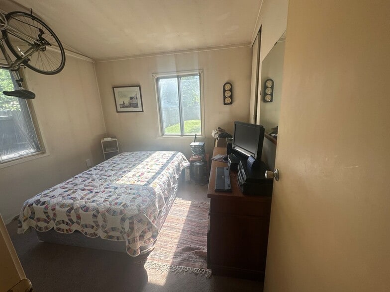 Building Photo - 1323 Cedar St