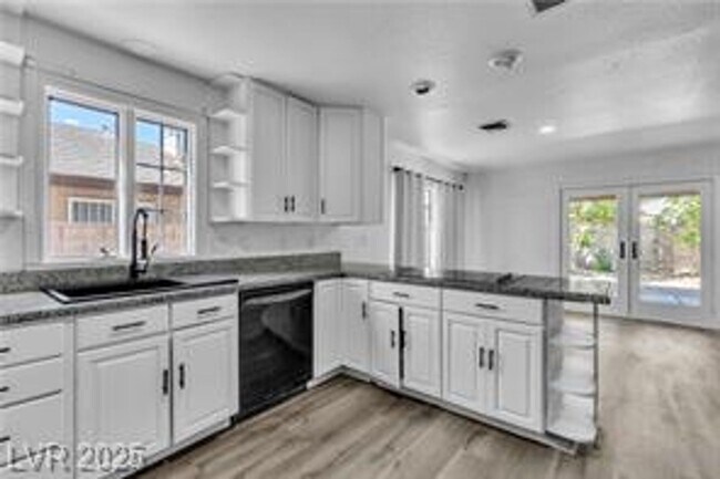 Building Photo - Spacious Single Story Home Near Sahara/Eas...
