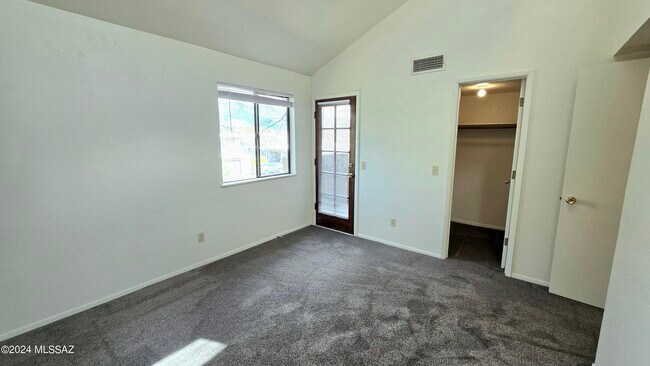 Building Photo - 3690 N Country Club Rd