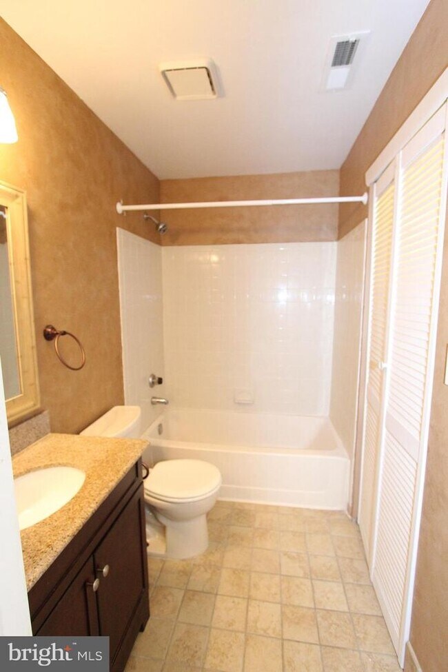 Building Photo - 208 Ravens Crest Dr