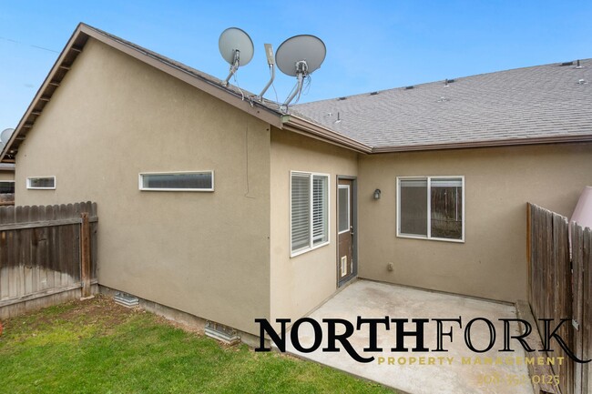 Building Photo - Charming 3-Bedroom Townhome in Prime Nampa...