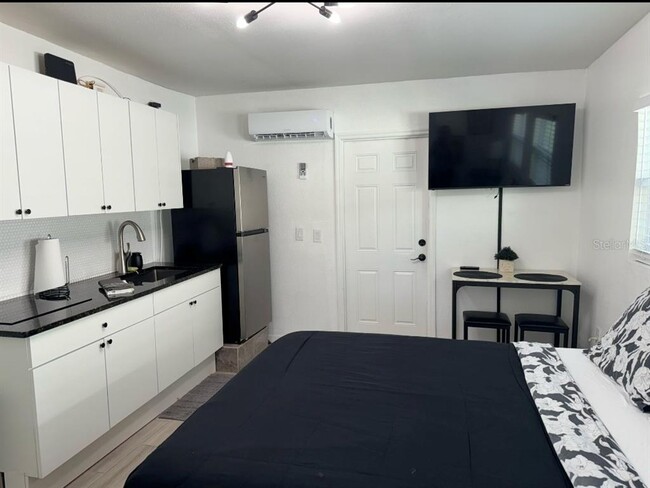 Building Photo - 806 S Solandra Dr