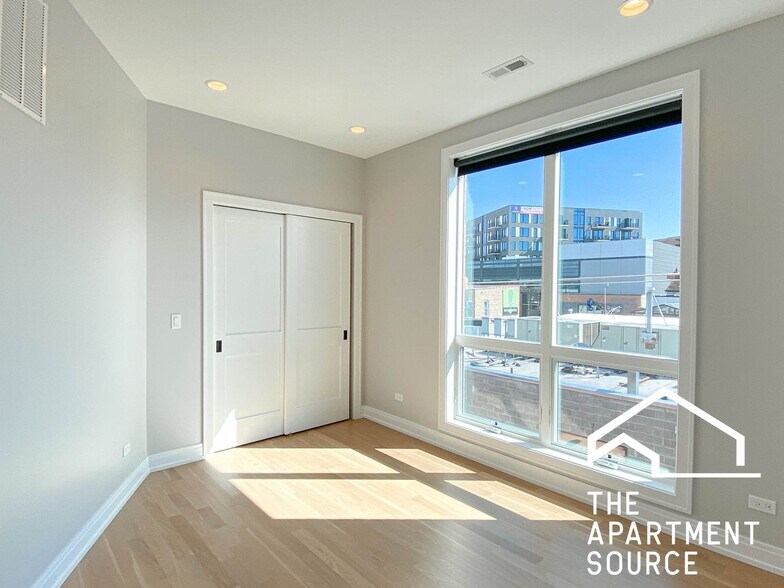 Building Photo - 1050 W Cornelia Ave