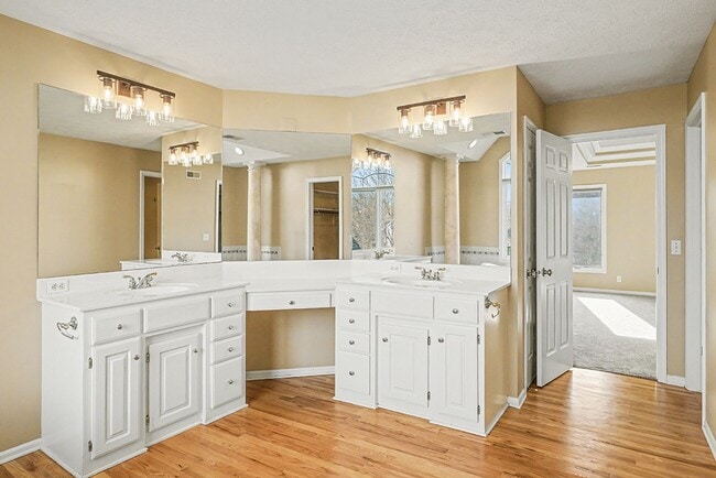 Building Photo - Spacious 4br/4.5 ba Home in Millard Mission Park Neighborhood. Huge Yard, 3 Car Garage