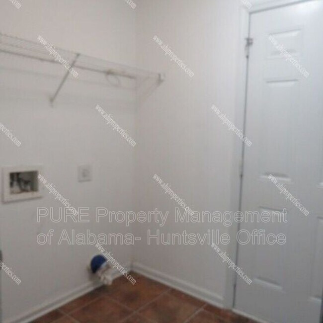 Building Photo - 3312 Lakeland Dr SW