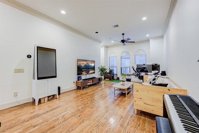 Building Photo - 3105 Fairdale Oaks E