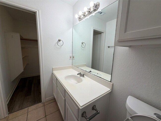 Building Photo - 103 N Mockingbird Cir
