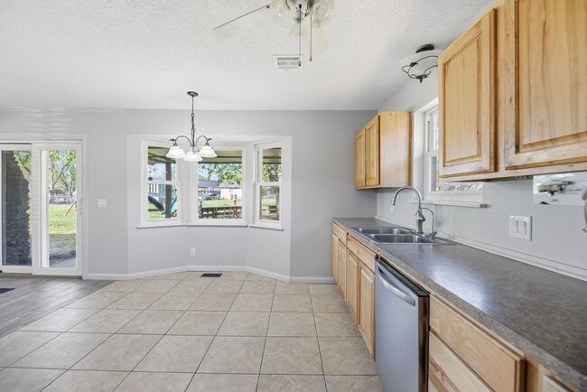 Building Photo - Cute 3 bed 1.5 bath home with a large yard and quite living in the highly desired Bixby Public Sc...