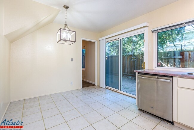 Building Photo - Gorgeous Townhouse | Private Outdoor Space | Central A/C