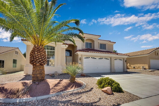 Building Photo - Spacious 4-bedroom, 3-car garage home feat...