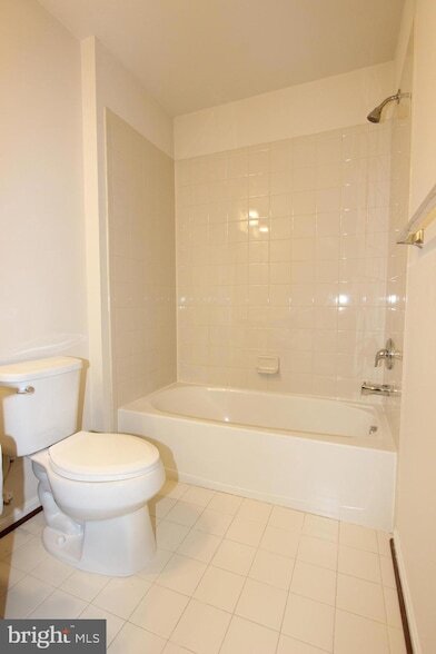 Building Photo - 325 Hersden Ln