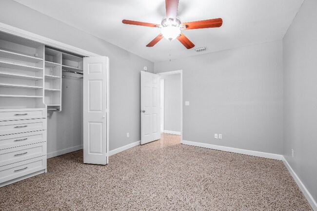 Building Photo - 302 Loruna Dr