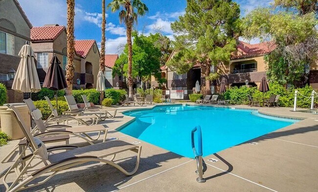 Building Photo - RESORT STYLE LIVING!