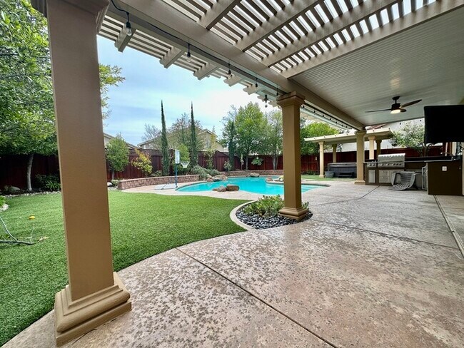 Building Photo - Must See This Beautiful 4 Bedroom 3 Bathro...