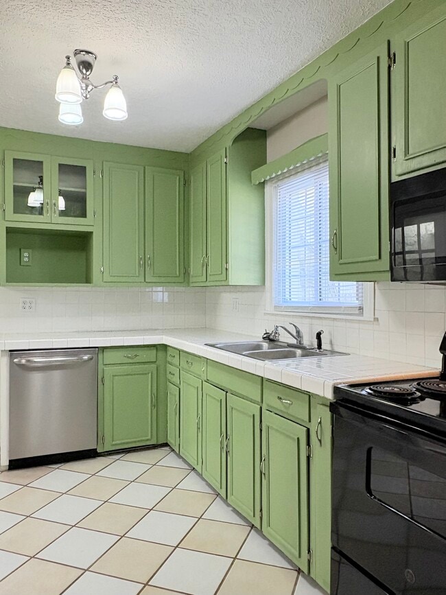 Building Photo - 707 Edgewood St