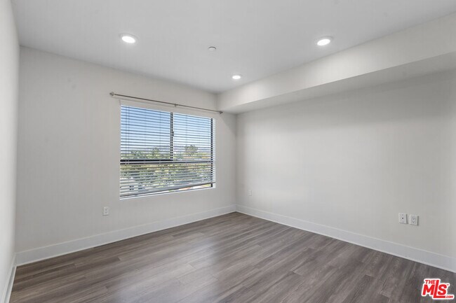 Building Photo - 5030 Rosewood Ave