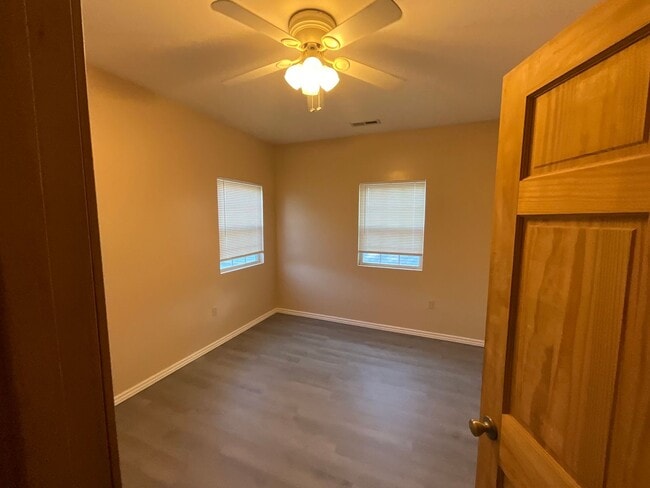 Building Photo - 3 bedroom 2 bath with bonus Office space