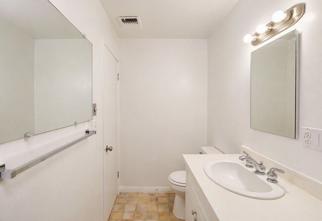Building Photo - 220 Lilac Ct