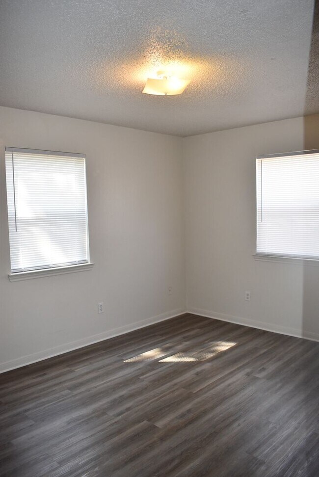 Building Photo - 221 W Robin Ln