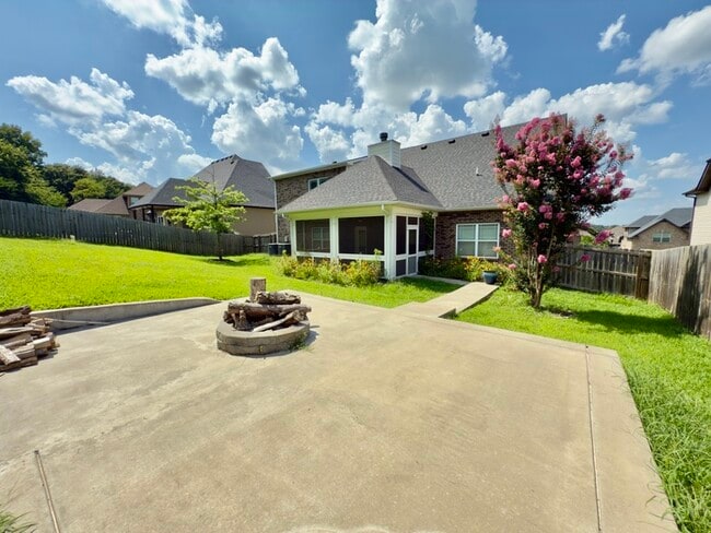 Building Photo - 532 Larkspur Dr